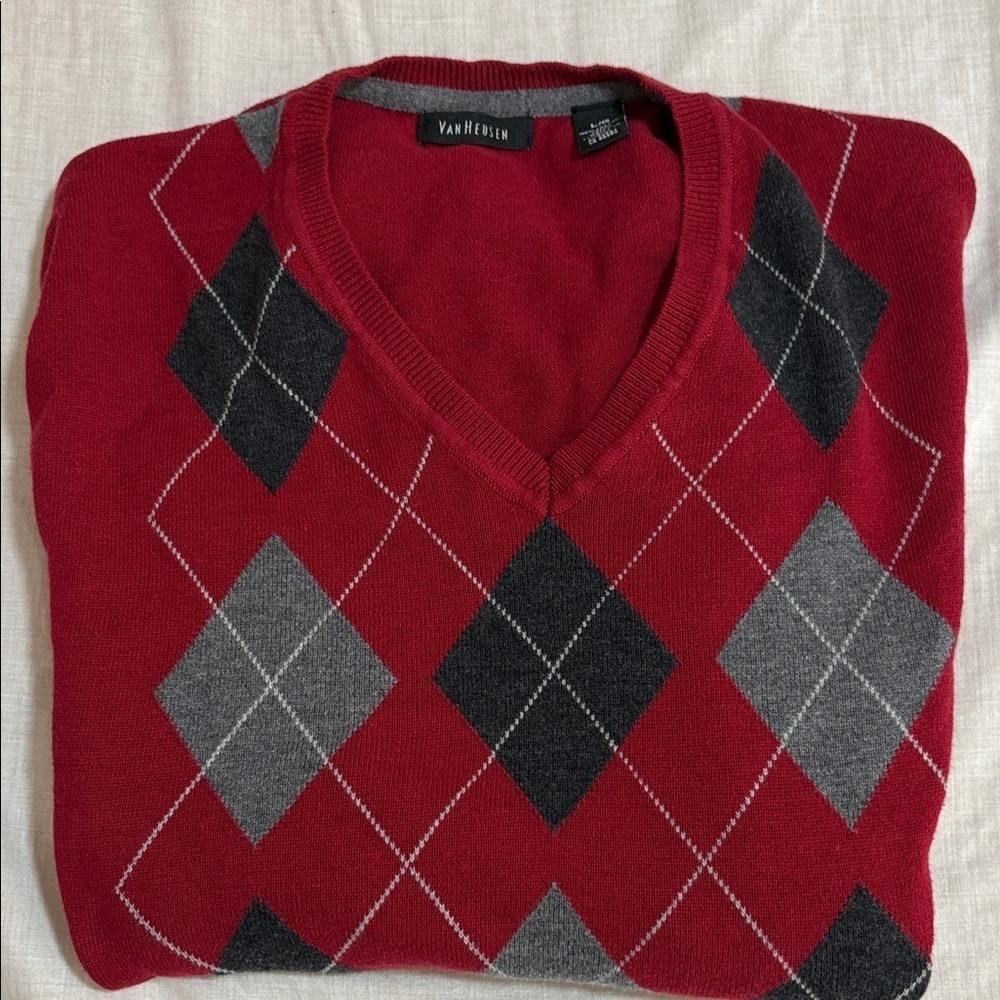 Van Heusen Men's V-Neck Sweater in Red and Gray Argyle L